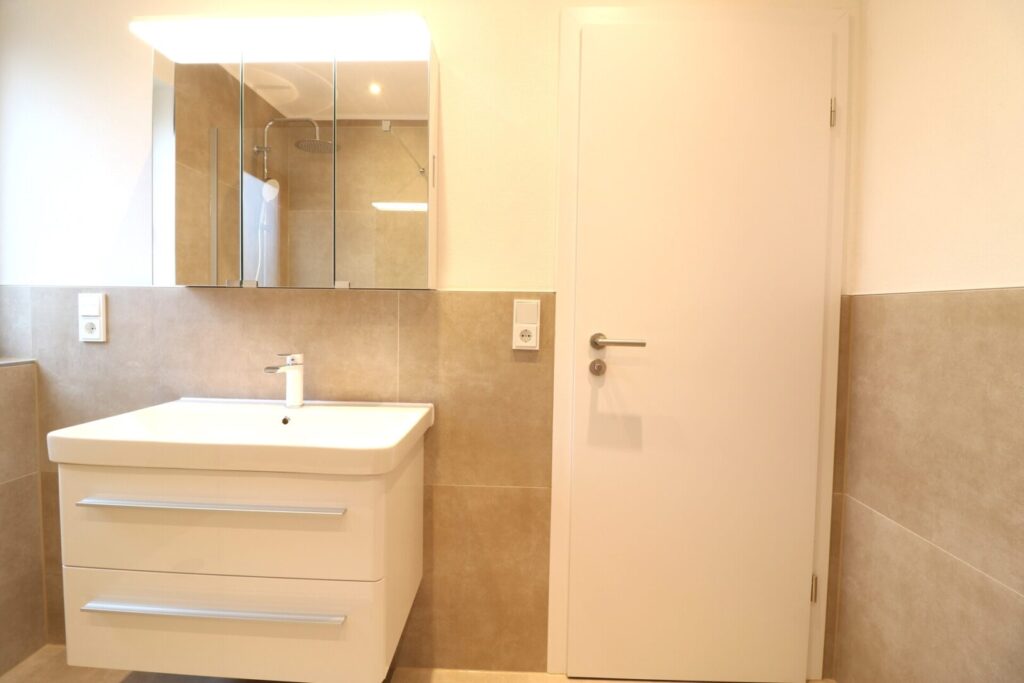 neues Bad mit Möbel