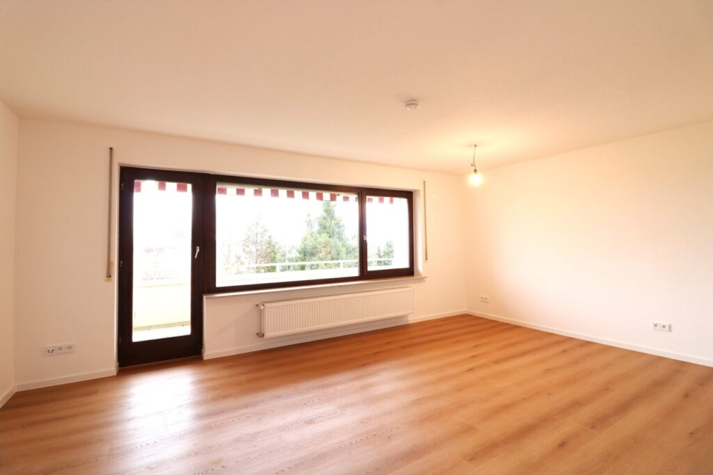 Wohnzimmer mit Balkon 1